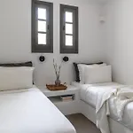 فيلة Acron Paros